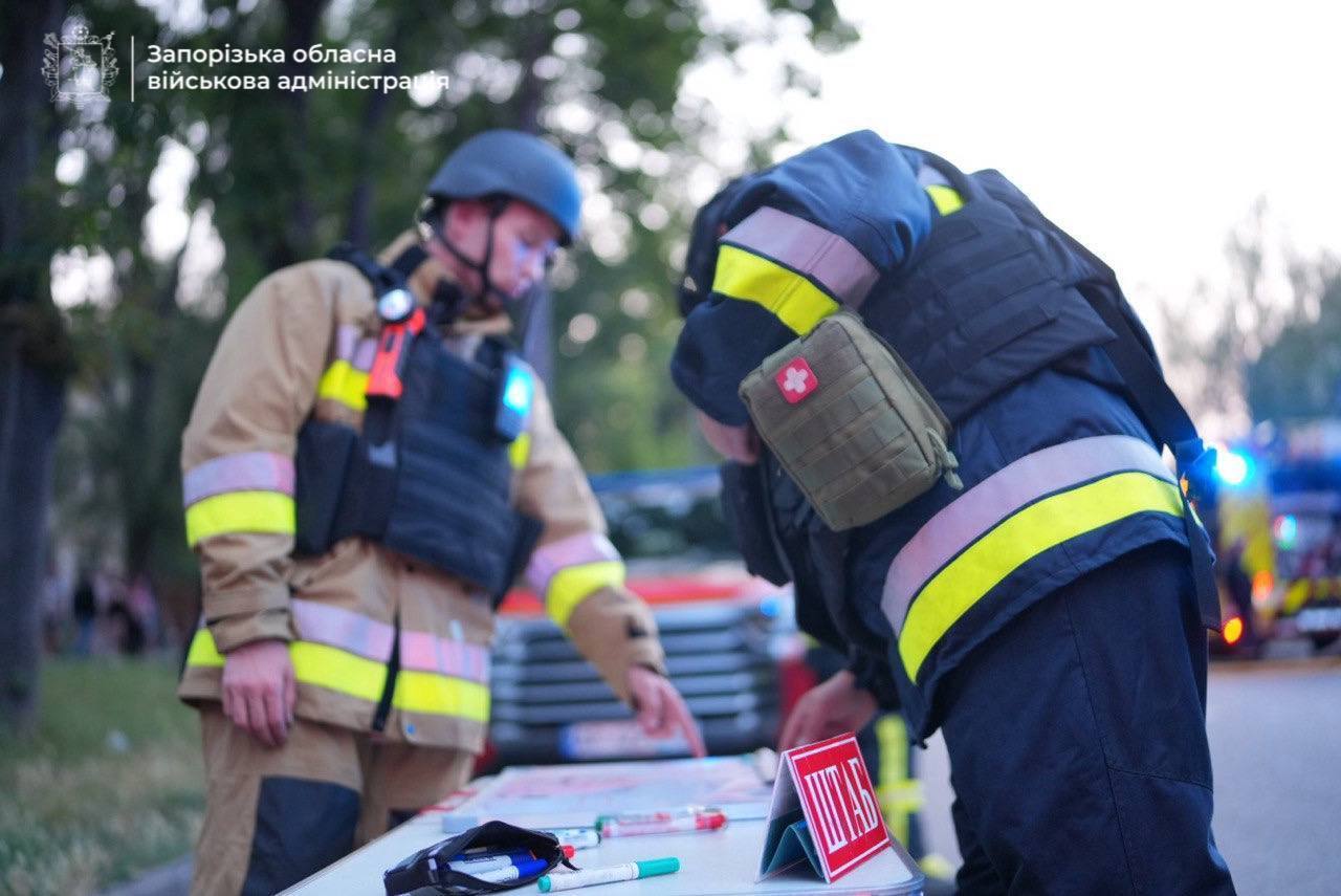 У Запоріжжі внаслідок ворожої атаки сталися пожежі, згоріли авто: постраждали двоє поліцейських. Фото і відео