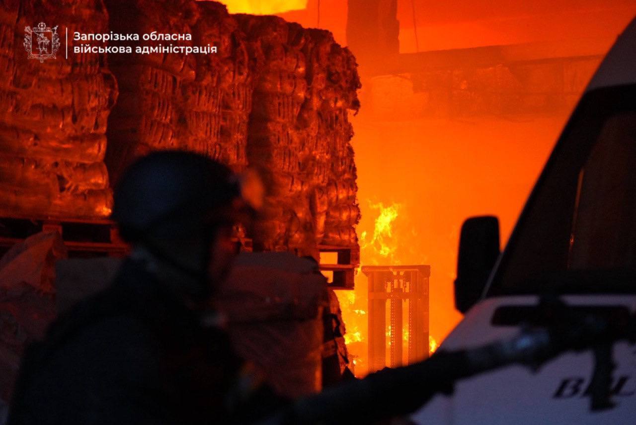 У Запоріжжі внаслідок ворожої атаки сталися пожежі, згоріли авто: постраждали двоє поліцейських. Фото і відео