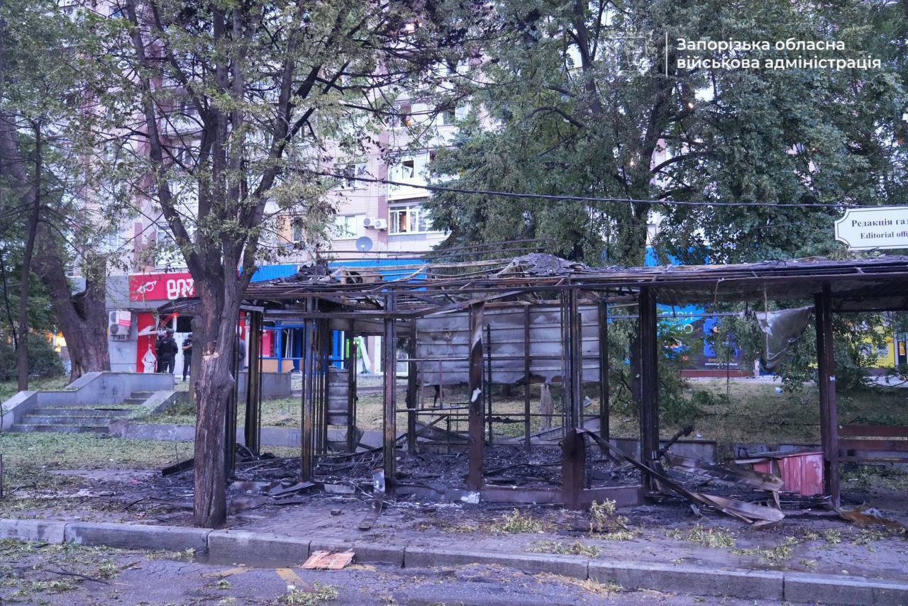 У Запоріжжі внаслідок ворожої атаки сталися пожежі, згоріли авто: постраждали двоє поліцейських. Фото і відео