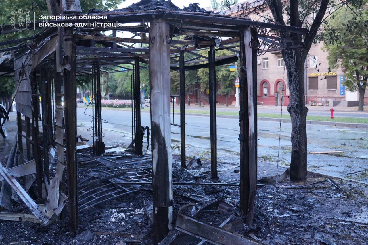 У Запоріжжі внаслідок ворожої атаки сталися пожежі, згоріли авто: постраждали двоє поліцейських. Фото і відео qzeiqxdikhiezzrz
