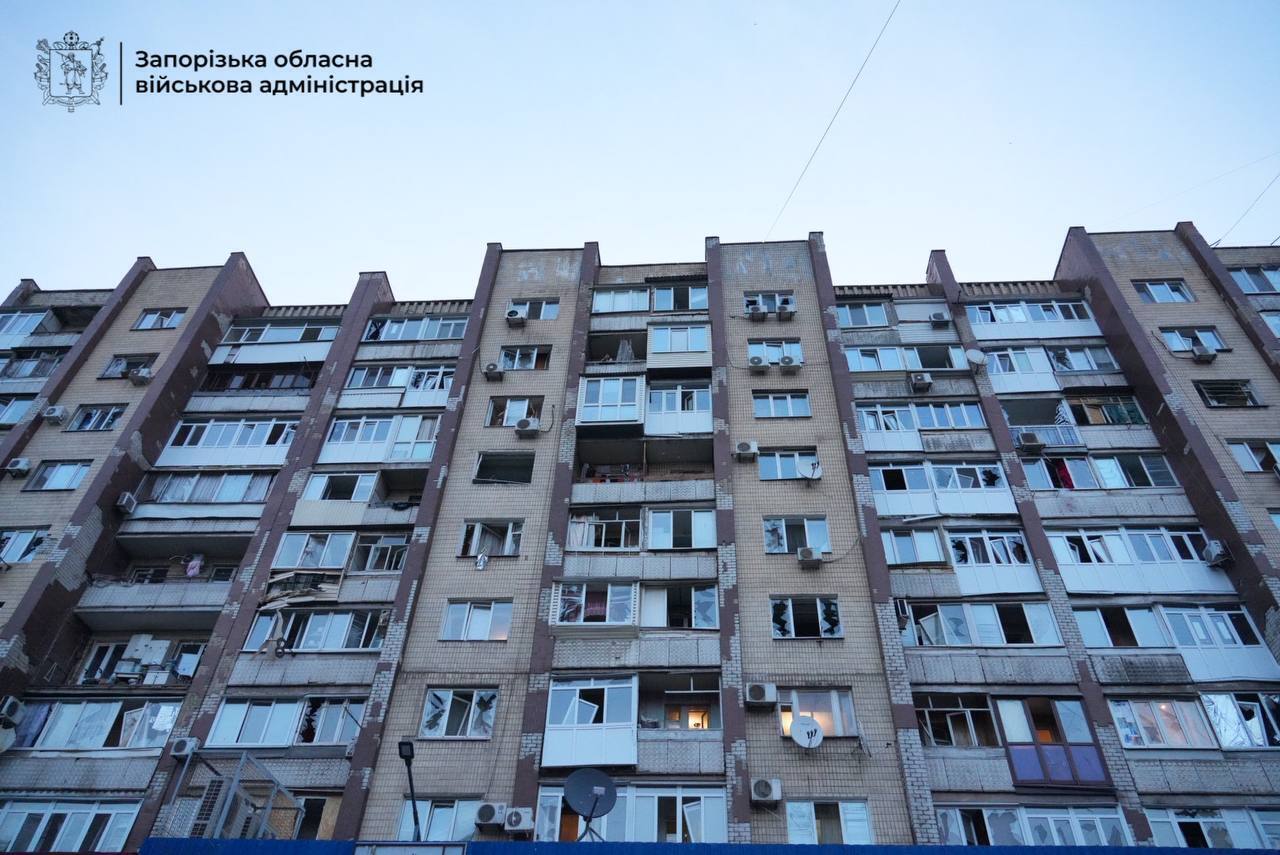 У Запоріжжі внаслідок ворожої атаки сталися пожежі, згоріли авто: постраждали двоє поліцейських. Фото і відео