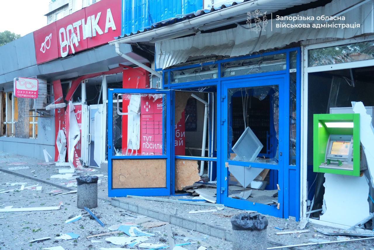 У Запоріжжі внаслідок ворожої атаки сталися пожежі, згоріли авто: постраждали двоє поліцейських. Фото і відео