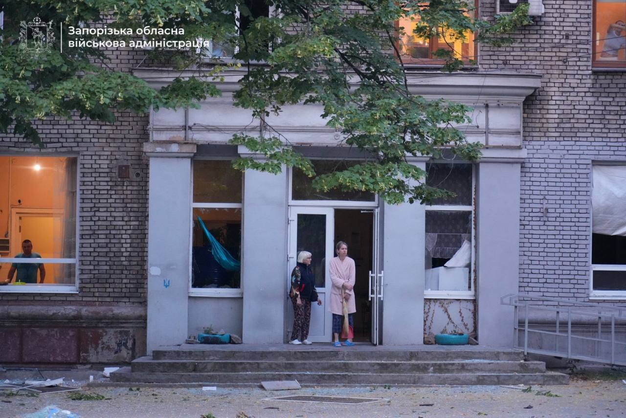 У Запоріжжі внаслідок ворожої атаки сталися пожежі, згоріли авто: постраждали двоє поліцейських. Фото і відео