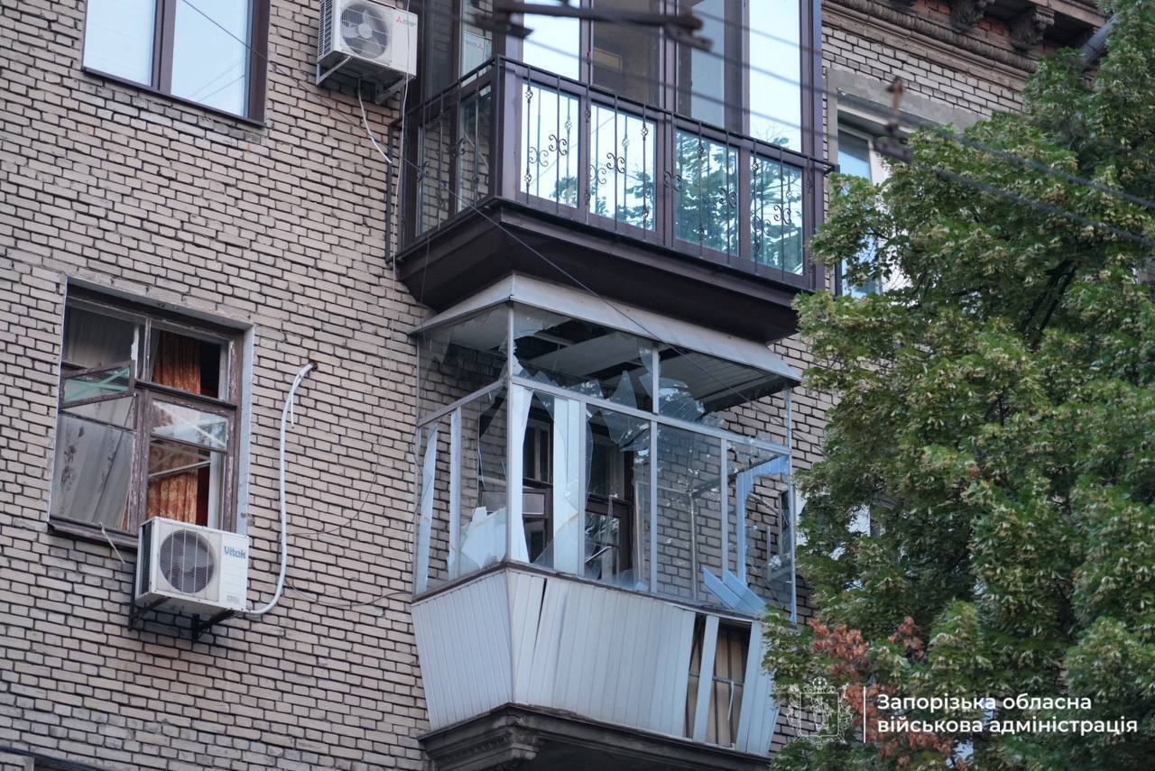 У Запоріжжі внаслідок ворожої атаки сталися пожежі, згоріли авто: постраждали двоє поліцейських. Фото і відео