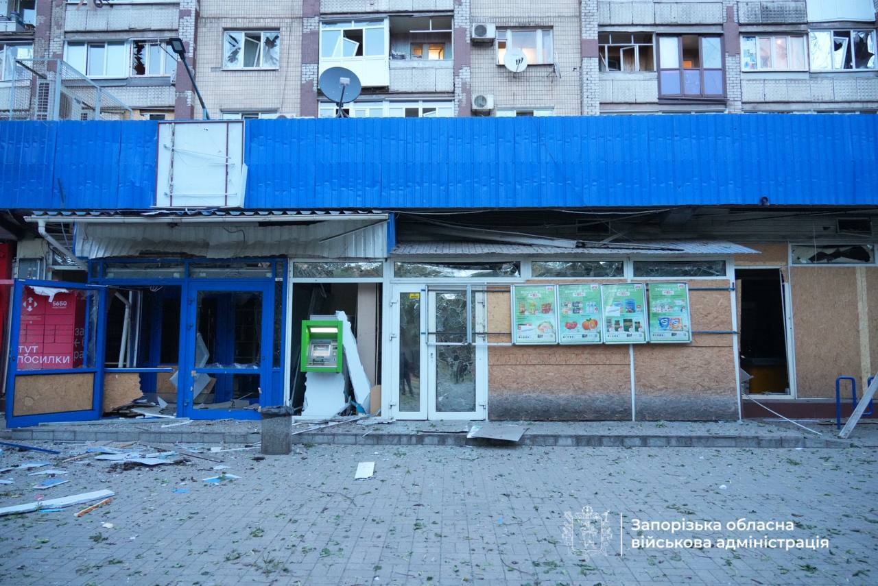 У Запоріжжі внаслідок ворожої атаки сталися пожежі, згоріли авто: постраждали двоє поліцейських. Фото і відео
