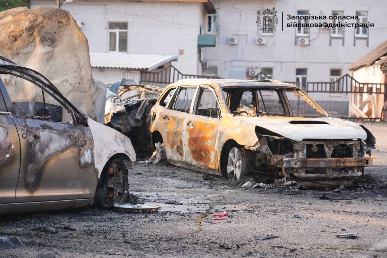 У Запоріжжі внаслідок ворожої атаки сталися пожежі, згоріли авто: постраждали двоє поліцейських. Фото і відео