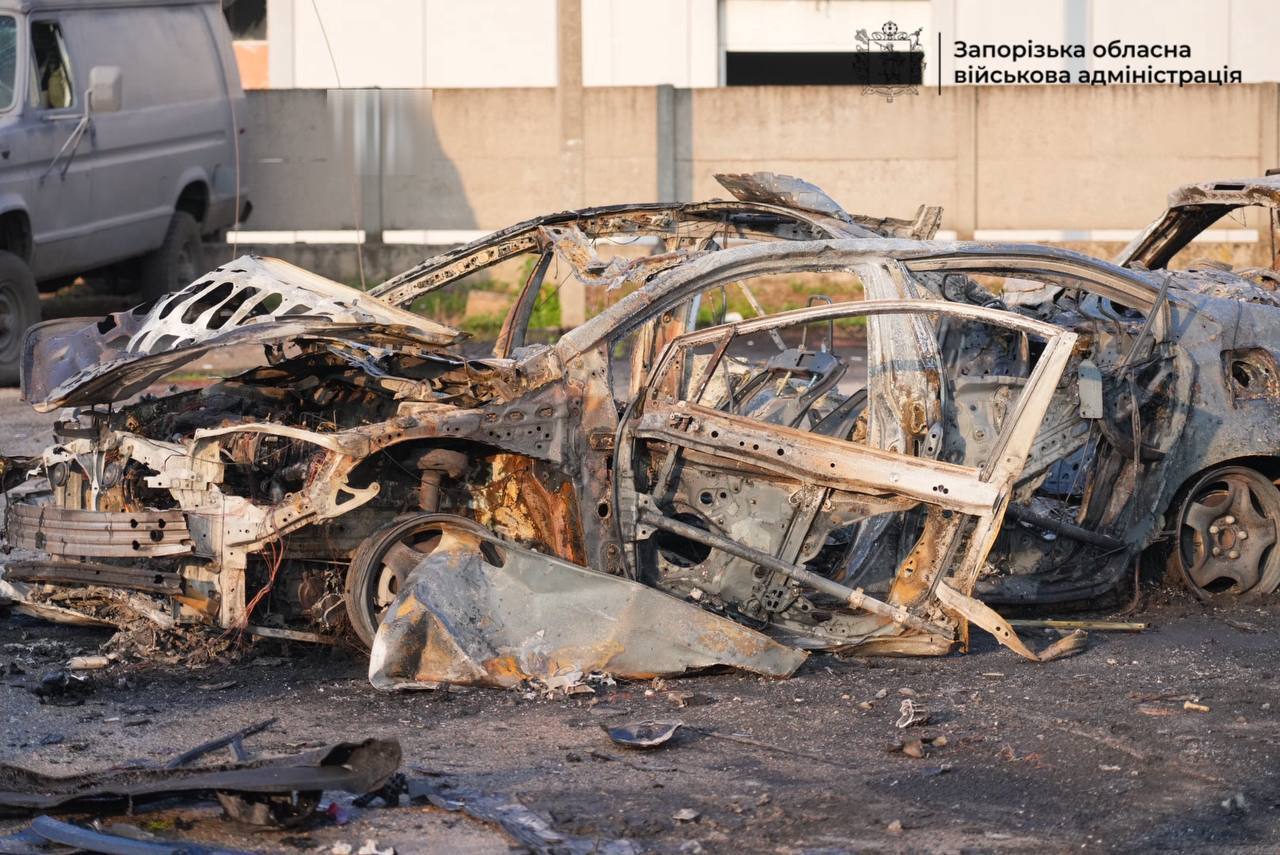 У Запоріжжі внаслідок ворожої атаки сталися пожежі, згоріли авто: постраждали двоє поліцейських. Фото і відео