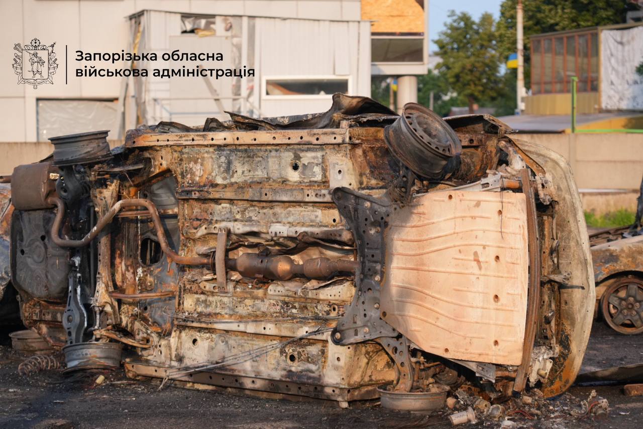 У Запоріжжі внаслідок ворожої атаки сталися пожежі, згоріли авто: постраждали двоє поліцейських. Фото і відео