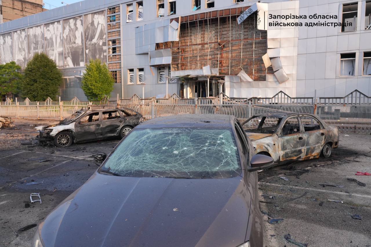 У Запоріжжі внаслідок ворожої атаки сталися пожежі, згоріли авто: постраждали двоє поліцейських. Фото і відео