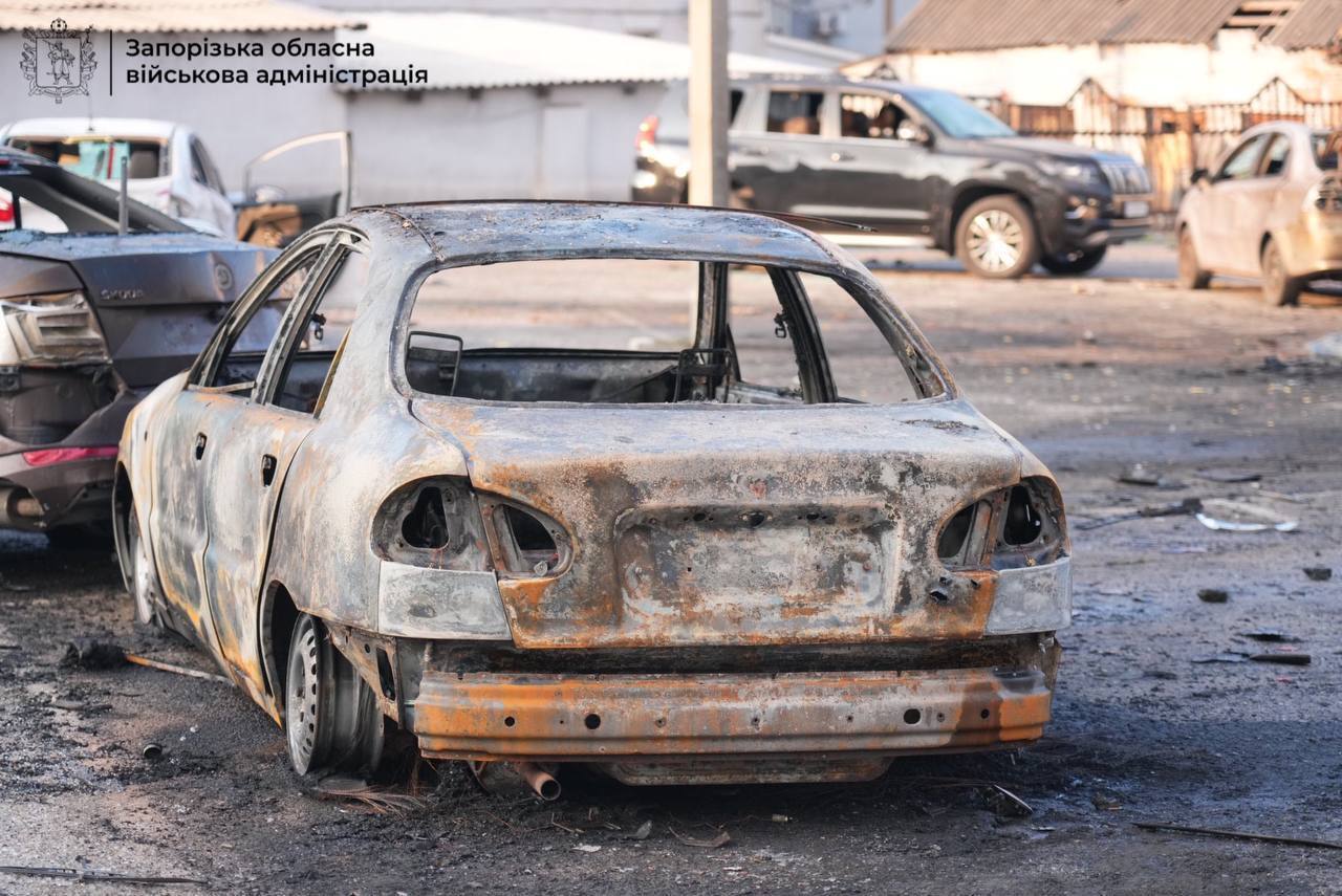 У Запоріжжі внаслідок ворожої атаки сталися пожежі, згоріли авто: постраждали двоє поліцейських. Фото і відео