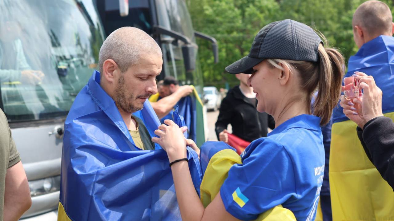 "Продолжаем забирать наших людей": Зеленский сообщил о четвертом за неделю обмене пленными. Фото и видео