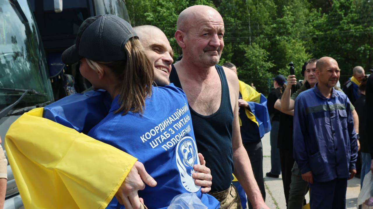 "Продолжаем забирать наших людей": Зеленский сообщил о четвертом за неделю обмене пленными. Фото и видео
