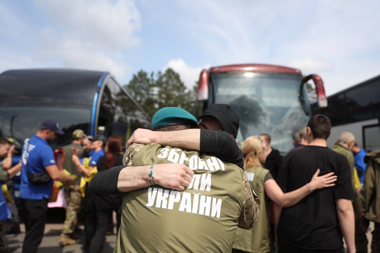 "Продолжаем забирать наших людей": Зеленский сообщил о четвертом за неделю обмене пленными. Фото и видео