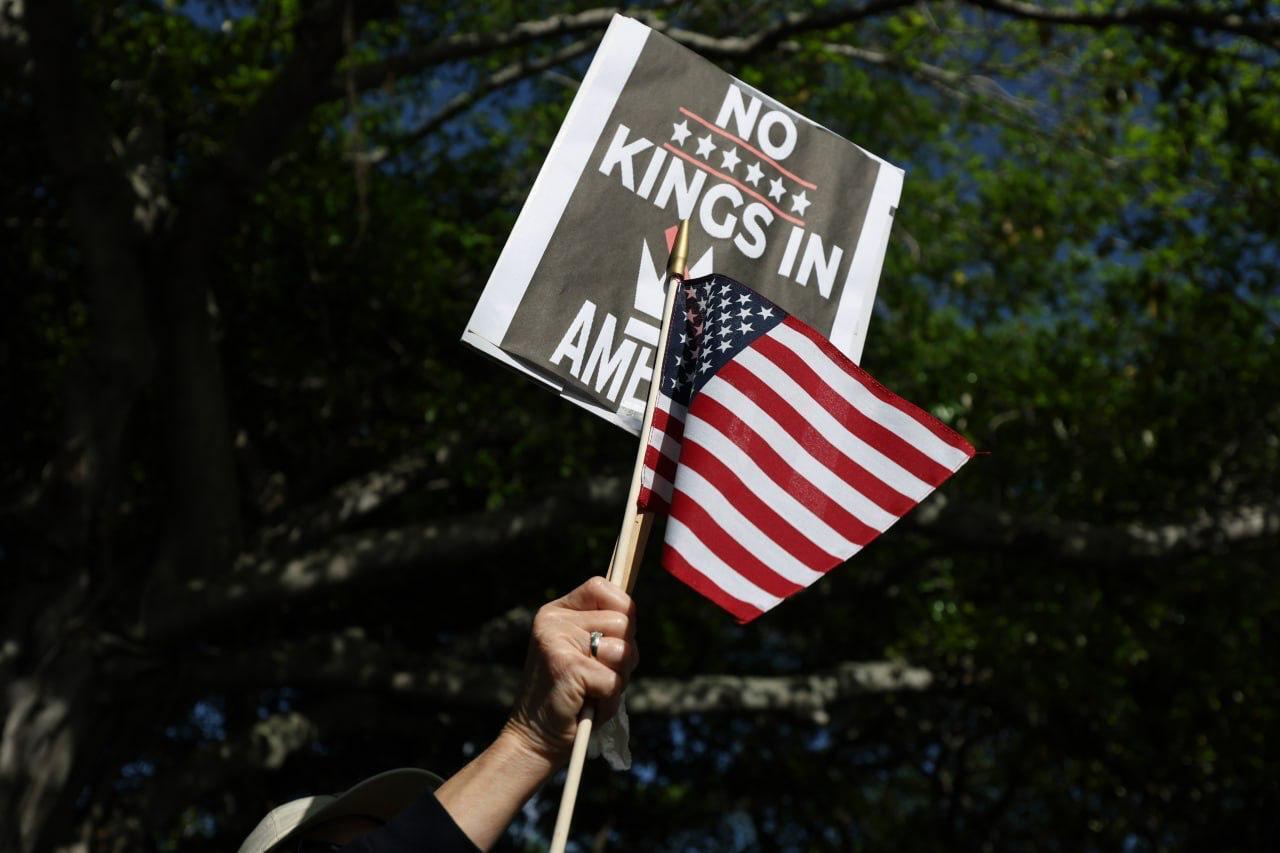 "Без королів": у США в день народження Трампа проходять масові протести проти його міграційної політики. Фото і відео