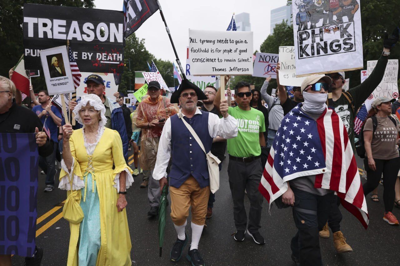 "Без королів": у США в день народження Трампа проходять масові протести проти його міграційної політики. Фото і відео