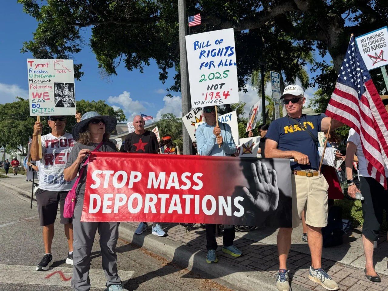 "Без королів": у США в день народження Трампа проходять масові протести проти його міграційної політики. Фото і відео