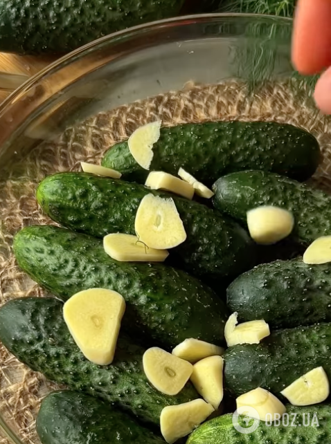 Огірки з часником