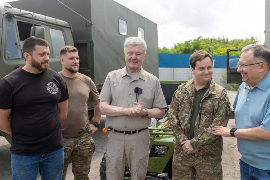 "Война – это такие родные имена": Порошенко рассказал об эмоциональных встречах на фронте
