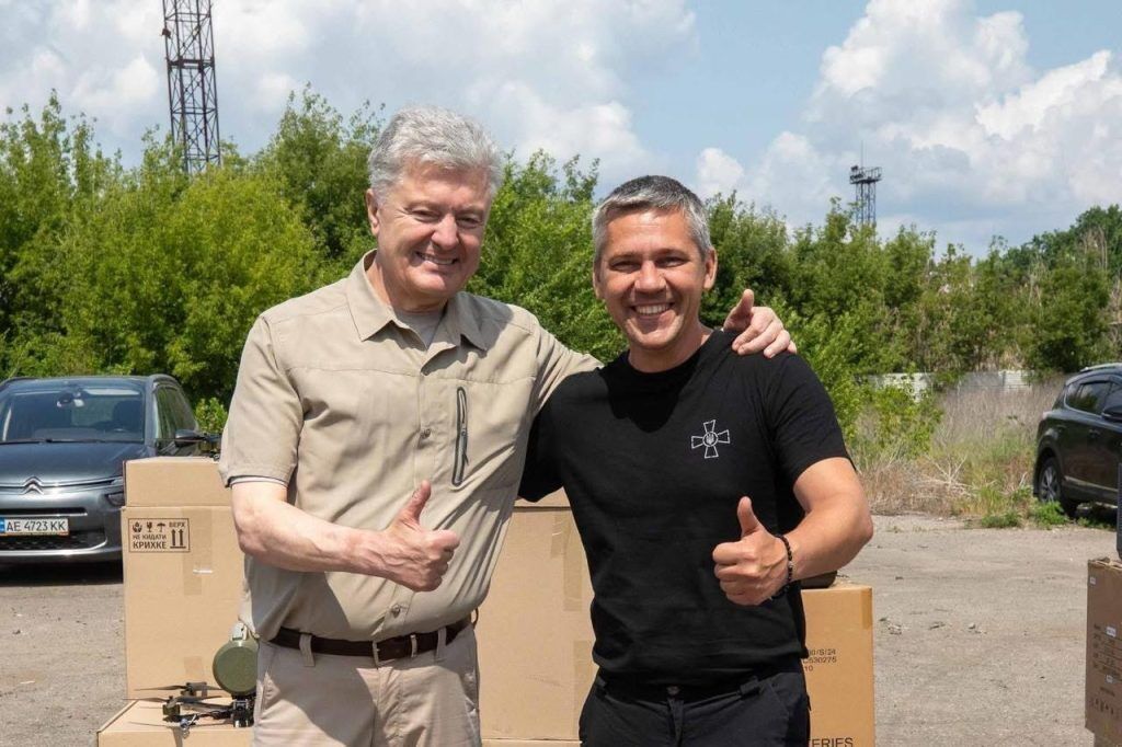 "Война – это такие родные имена": Порошенко рассказал об эмоциональных встречах на фронте