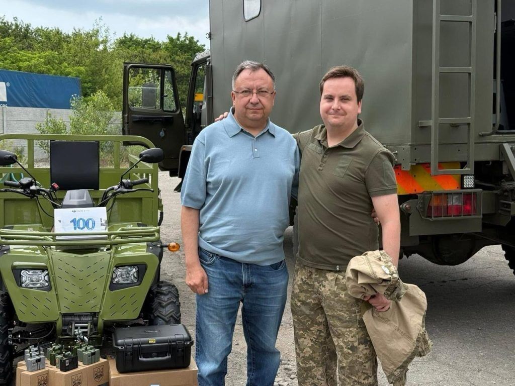 "Война – это такие родные имена": Порошенко рассказал об эмоциональных встречах на фронте