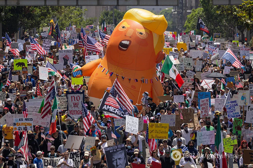 Трамп на день рождения провел военный парад, пока американцы протестовали: фото и видео