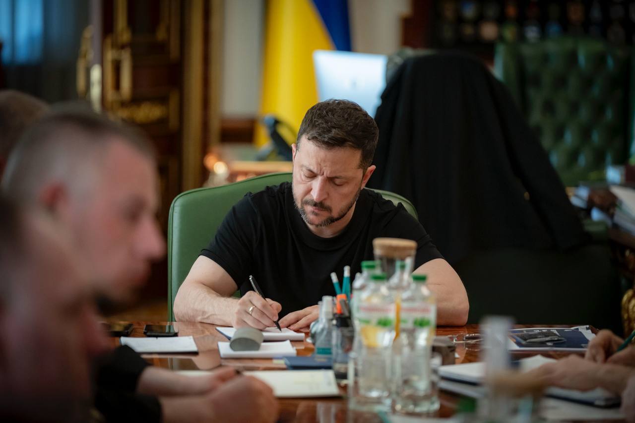 "Терор Росії стає все більш підлим": Зеленський провів нараду з військовими і розповів про плани ворога. Фото
