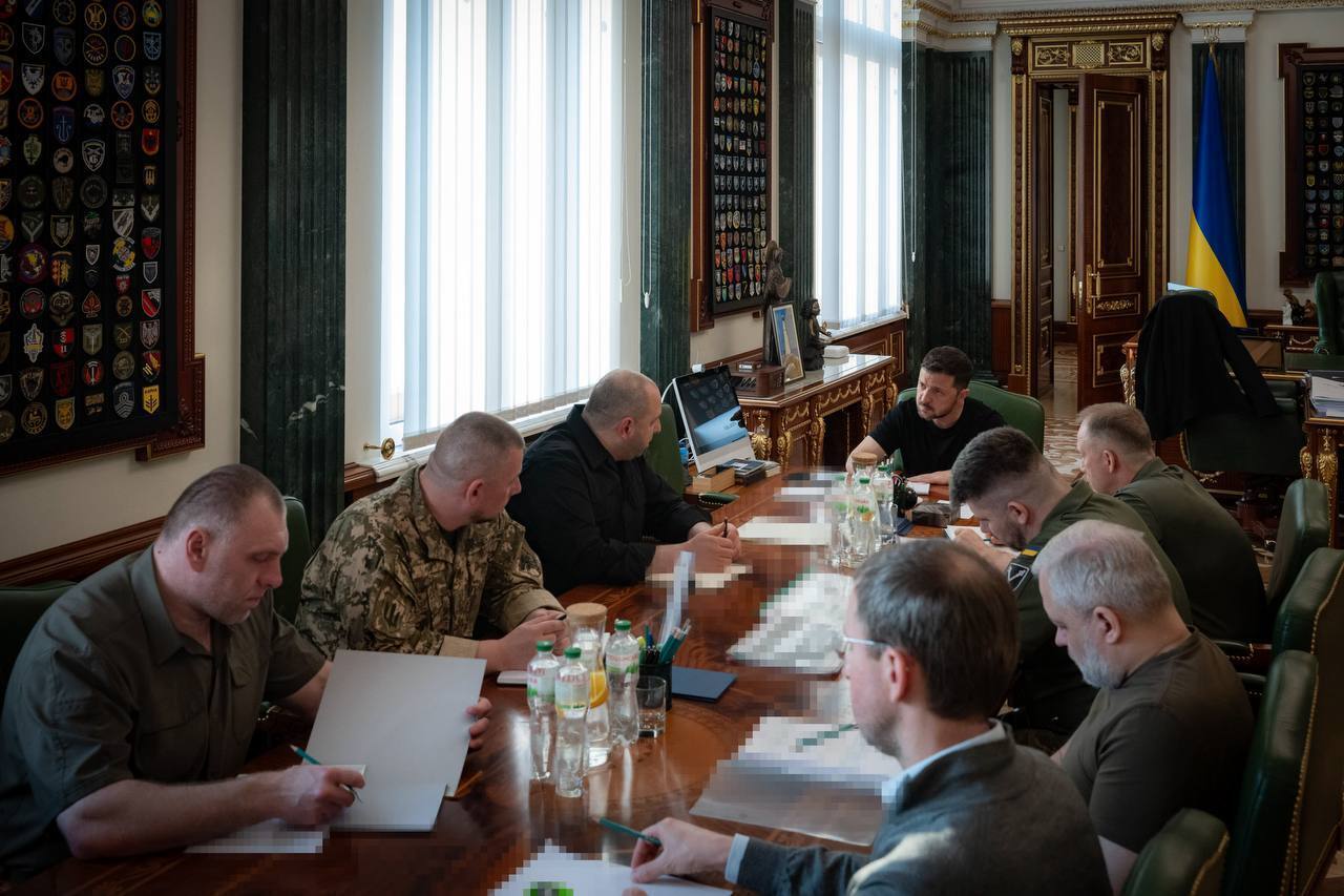 "Терор Росії стає все більш підлим": Зеленський провів нараду з військовими і розповів про плани ворога. Фото