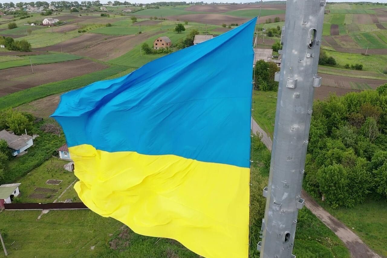В Хмельницкой области установили флаг на вышке мобильной связи, которая должна была быть на Востоке Украины. Фото