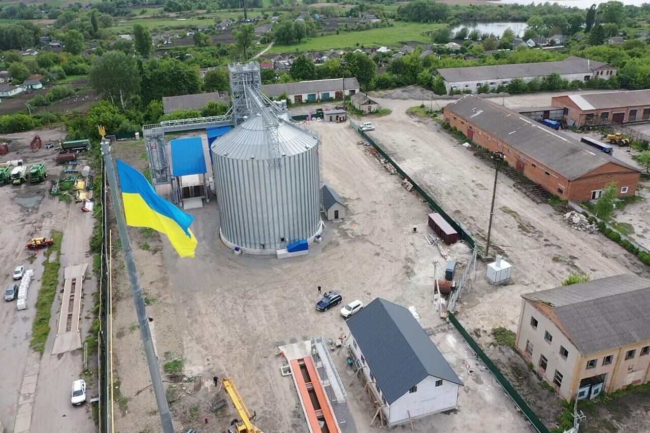 В Хмельницкой области установили флаг на вышке мобильной связи, которая должна была быть на Востоке Украины. Фото