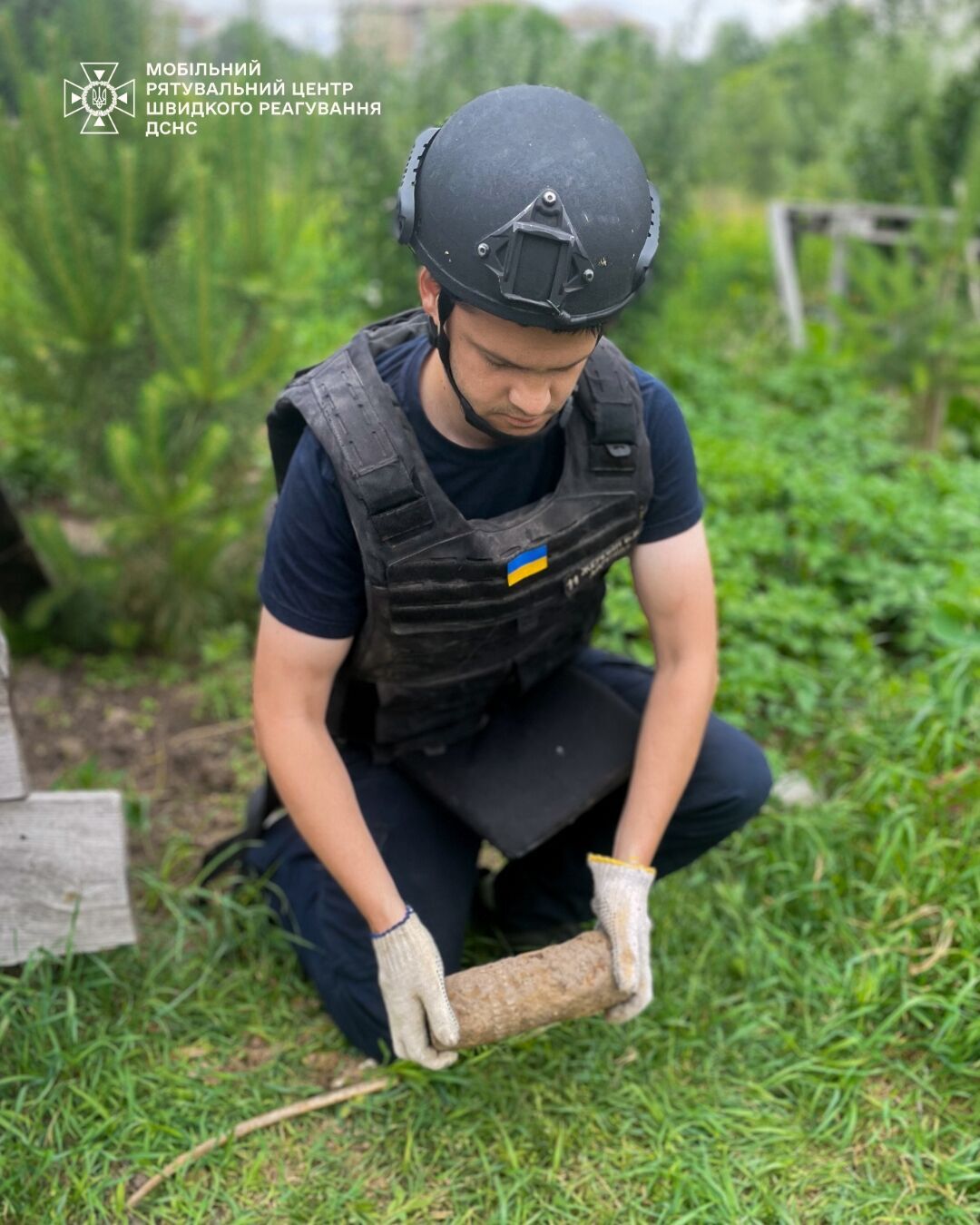 Под Киевом мужчина во время работ на огороде выкопал взрывоопасный предмет. Фото