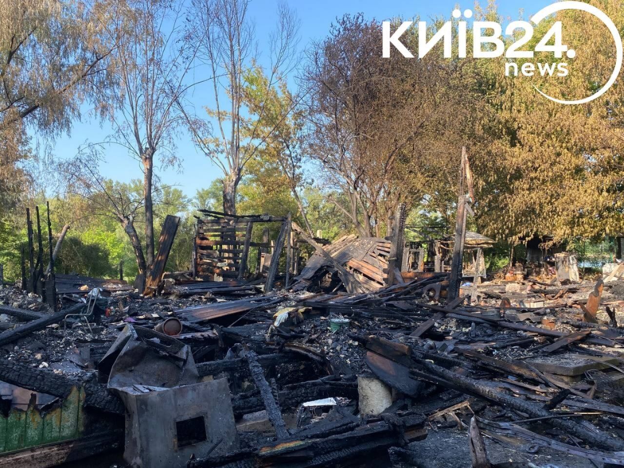 У Києві ударний дрон впав посеред приватного сектору, уламки фіксували в кількох локаціях: є постраждалі. Фото
