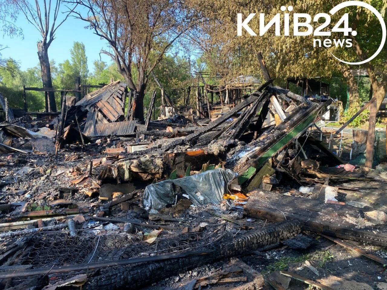 У Києві ударний дрон впав посеред приватного сектору, уламки фіксували в кількох локаціях: є постраждалі. Фото