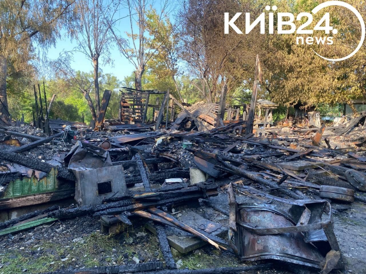 У Києві ударний дрон впав посеред приватного сектору, уламки фіксували в кількох локаціях: є постраждалі. Фото