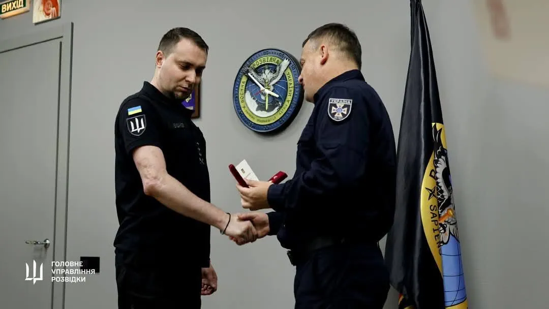 "Що у Буданова з рукою?", – блогер звернув увагу на свіже фото очільника ГУР, де видно наслідки його поранень