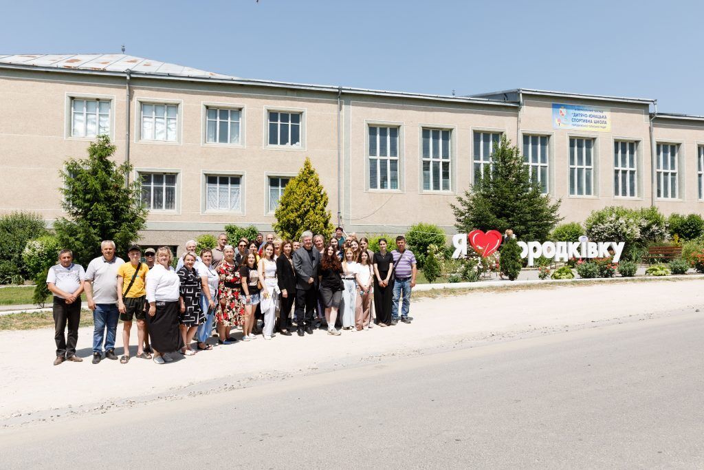 "Выполнил обещание, которое дал отцу", - Порошенко проинспектировал строительство дороги в Городковке