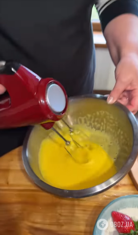 Вкусный клубничный пирог для семейного чаепития: делимся простым рецептом сезонной выпечки
