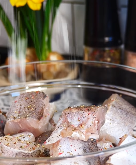 Как вкусно пожарить сочный хек на сковородке: готовится всего 15 минут