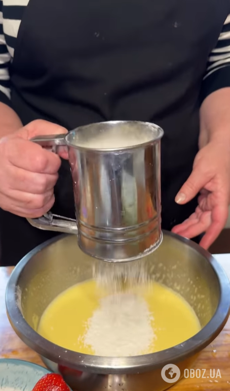 Вкусный клубничный пирог для семейного чаепития: делимся простым рецептом сезонной выпечки