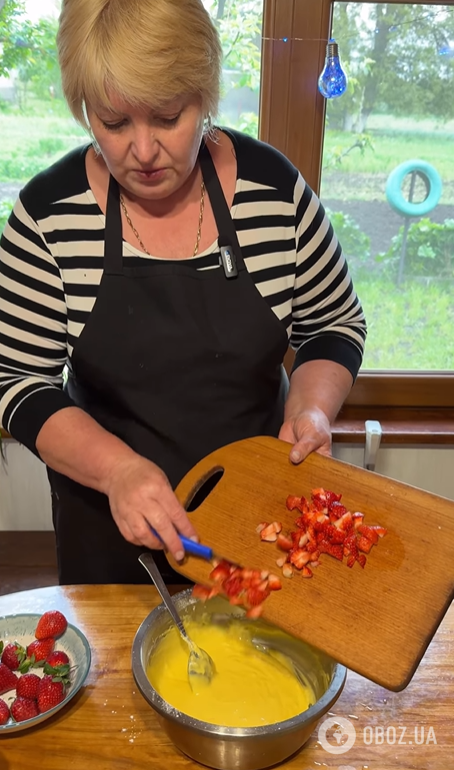 Вкусный клубничный пирог для семейного чаепития: делимся простым рецептом сезонной выпечки