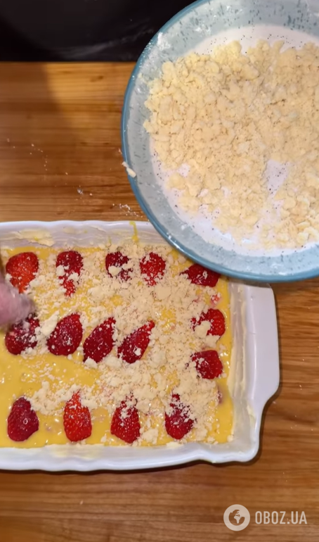 Вкусный клубничный пирог для семейного чаепития: делимся простым рецептом сезонной выпечки