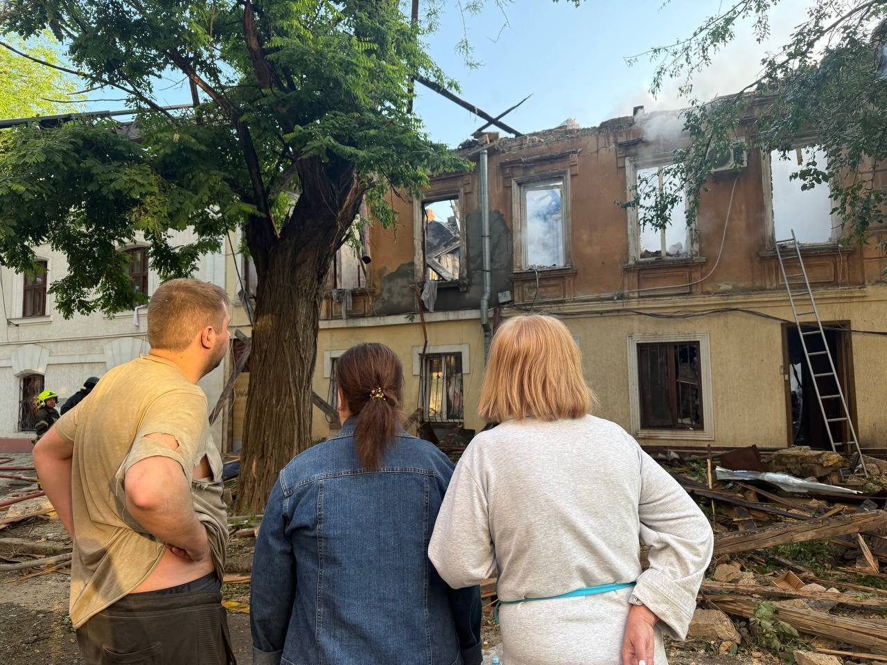 Серед постраждалих від атаки – вагітна жінка: момент прильоту дрона в Одесі потрапив на відео