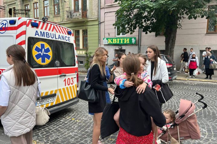 В Черновцах сторонники УПЦ МП пытались захватить Собор: полиция применила слезоточивый газ. Фото и видео