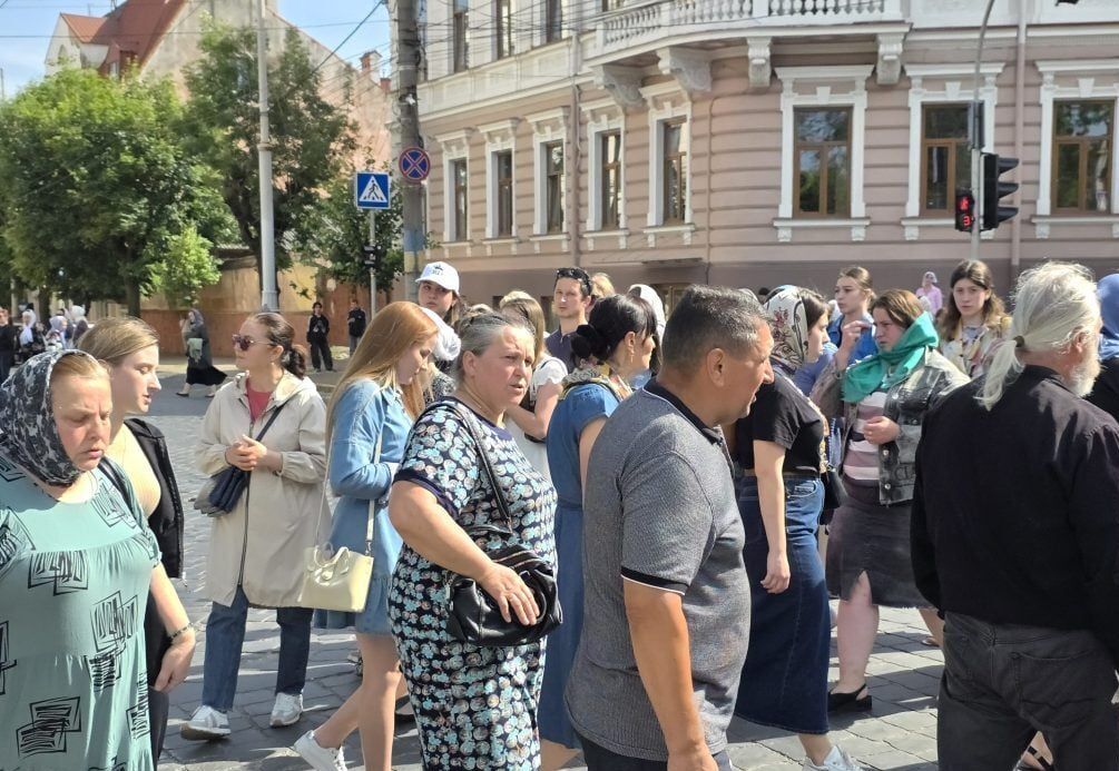 В Черновцах сторонники УПЦ МП пытались захватить Собор: полиция применила слезоточивый газ. Фото и видео