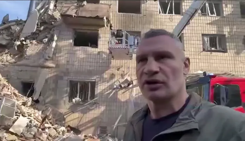 Обвалився цілий підʼїзд: Кличко показав наслідки обстрілу РФ у Солом’янському районі, де йде розбір завалів. Відео