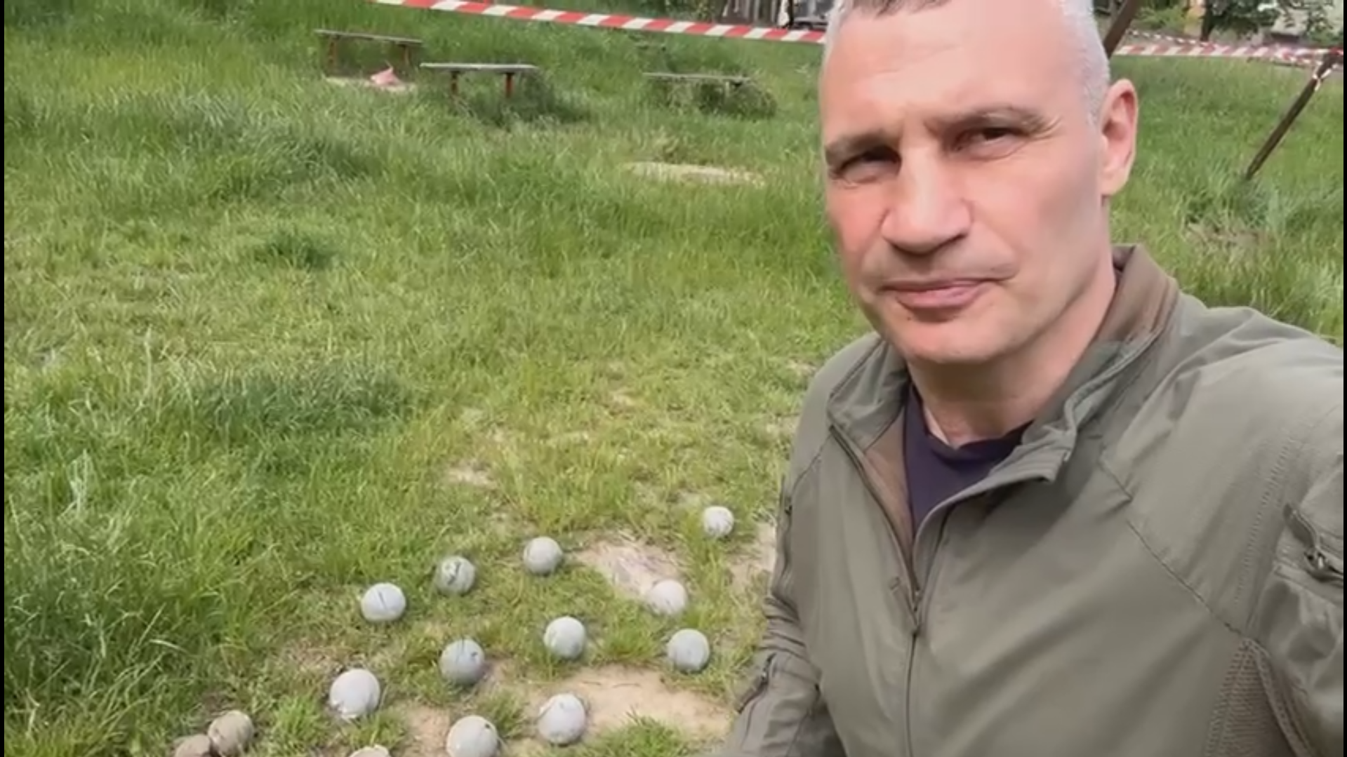 У Києві на Нивках сапери виявили частини касетних боєприпасів. Відео