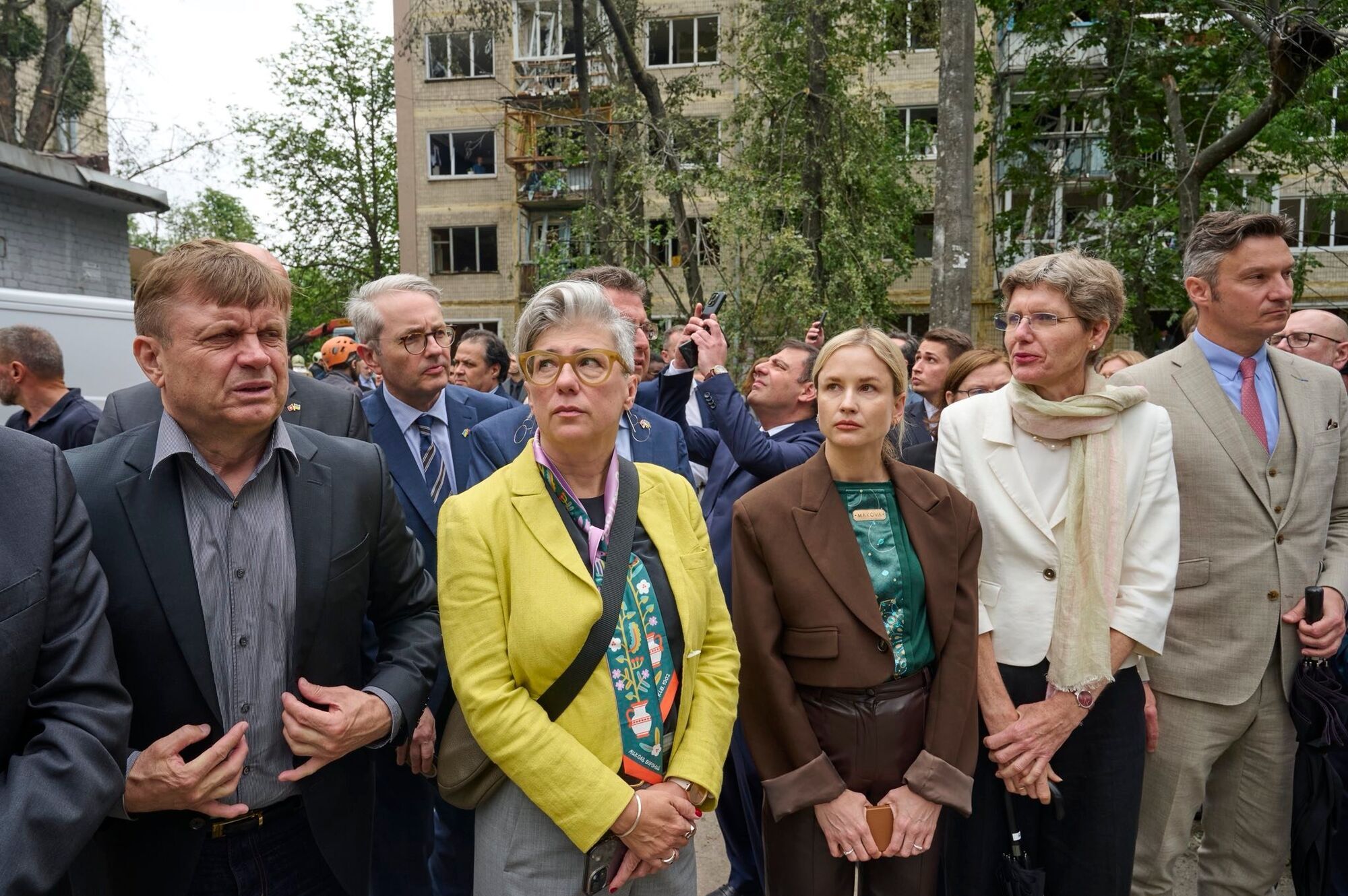Знищено один з під'їздів багатоповерхівки: наслідки влучання російської ракети у Солом’янському районі Києва. Фоторепортаж