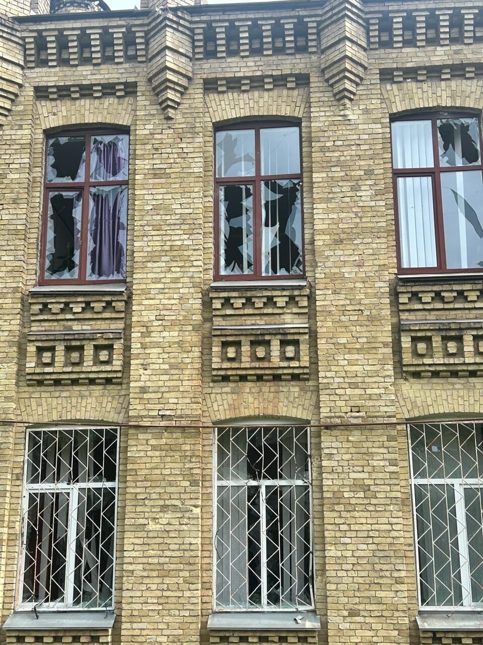 У Києві під час російського обстрілу були пошкоджені будівлі і споруди КПІ. Фото