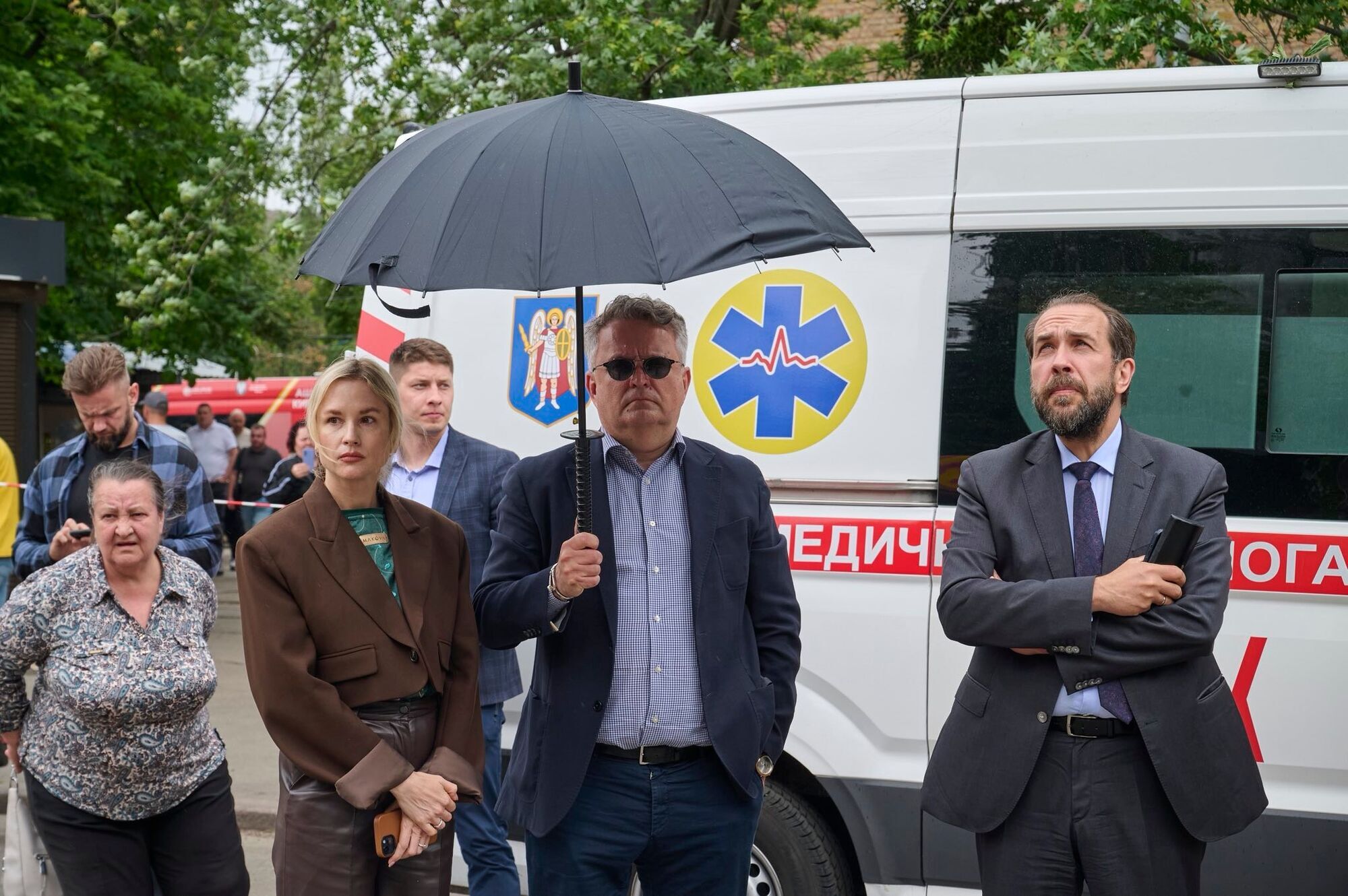 Знищено один з під'їздів багатоповерхівки: наслідки влучання російської ракети у Солом’янському районі Києва. Фоторепортаж