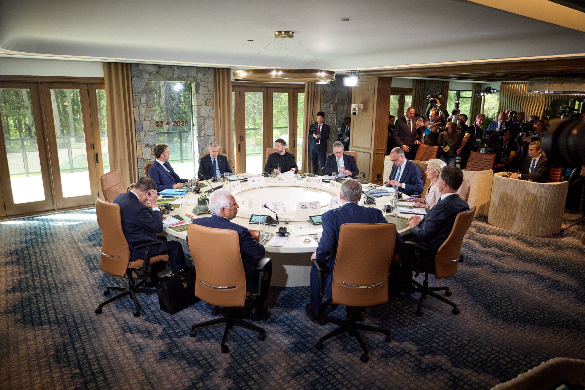 "Ця війна триває через Росію": Зеленський на саміті G7 закликав "тиснути далі в усіх напрямах" задля досягнення миру
