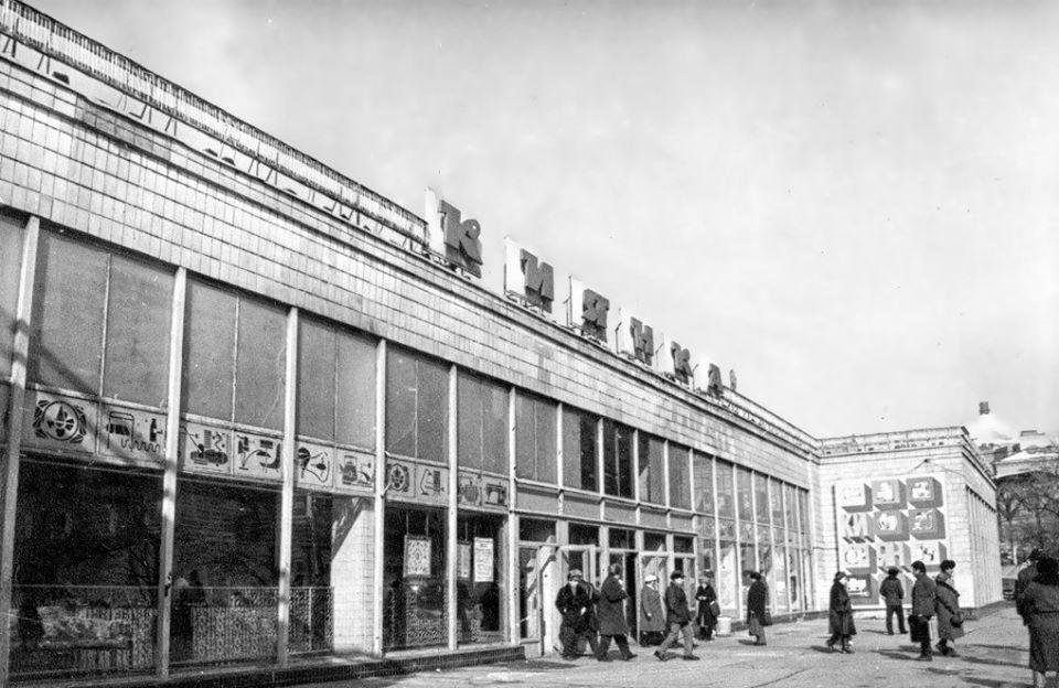 Место, куда шли за всем: в сети вспомнили историю легендарного столичного магазина "Киянка". Архивные фото